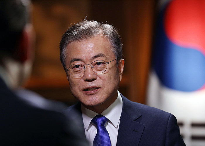 El presidente Moon Jae-in habla en una entrevista con Fox News en el Parker New York Hotel el 25 de septiembre.